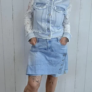 Denim shorts med omslag og knappedetaljer