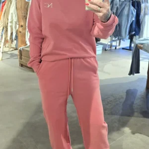 Caroline Joggesett mørk rosa