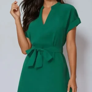 StyleFusion - Trendy Kjole med Knyttede Ermer og Hakk