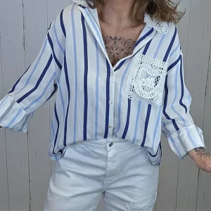 Ylva stripet skjorte med blonde detalj Blå