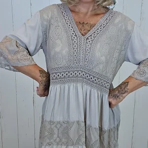 Maja Kjole med blondedetaljer taupe