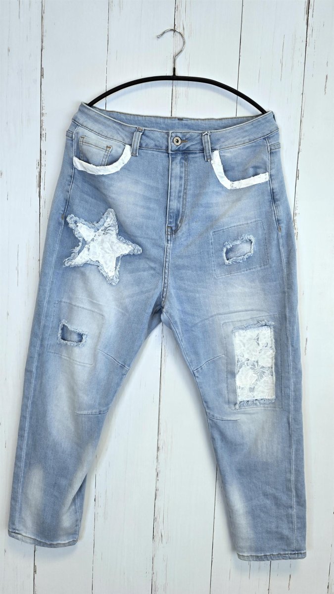 Emilie Jeans med patch og slitte detaljer