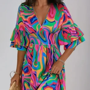 ChicVibe - Stilren Minikjole med Volang og V-hals for Trendsik Stil