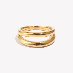Dobbel Ring i Gullbelagt Stål – Minimalistisk Lagdelt Design