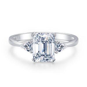 Solitairering med prinsesseslipte diamanter