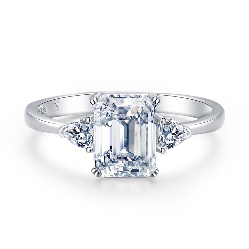 Solitairering med prinsesseslipte diamanter
