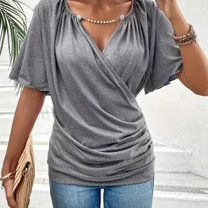 ElegantWear - Bluse med V-hals og Perledetaljer