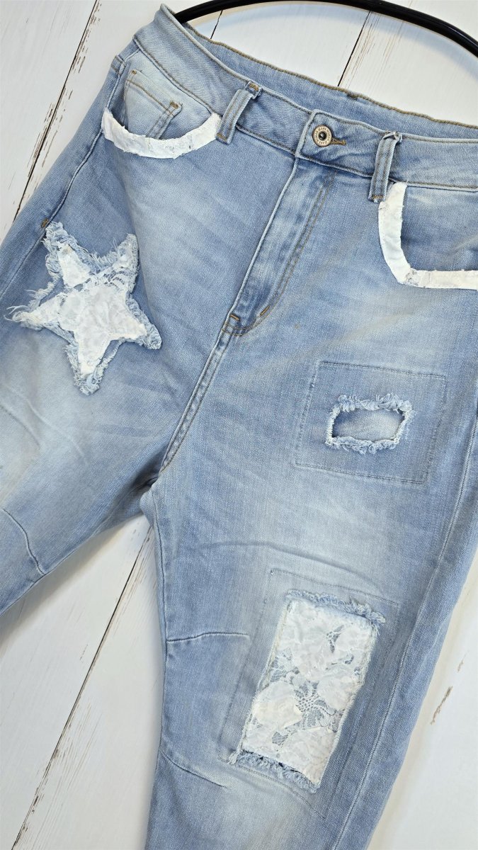 Emilie Jeans med patch og slitte detaljer - Image 3