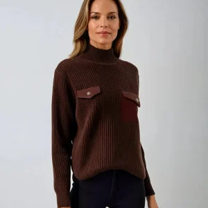 Luna – Elegant Ribbestrikket Topp med Knapplomme